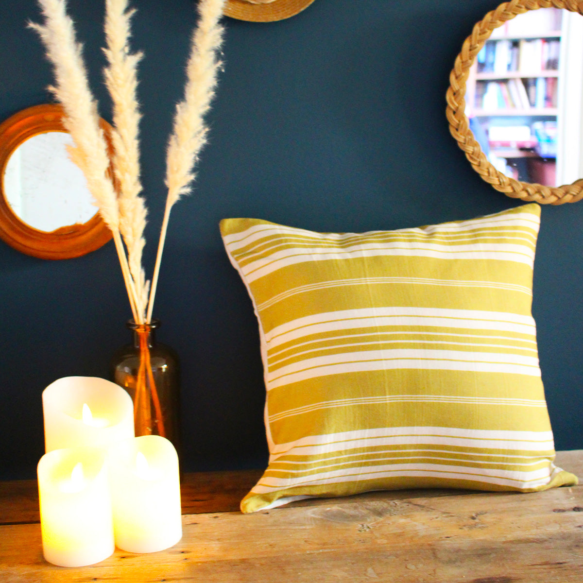 Coussin décoratif à rayures jaunes verticales en polyester
